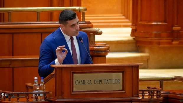 George Simion, deranjat că Ilie Bolojan nu a venit în Parlament când s-a citit moțiunea de cenzură împotriva lui și a USR. Premierul a ignorat și cererea PSD