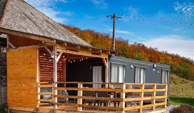 Un cuplu din Timișoara a transformat un container într-un tiny house de 30.000 de euro, în mijlocul naturii
