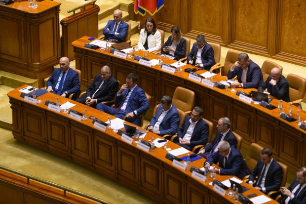 Guvernul îşi asumă în Parlament răspunderea pe legea pensiilor magistraţilor, varianta a doua. Este așteptată o nouă contestație la CCR