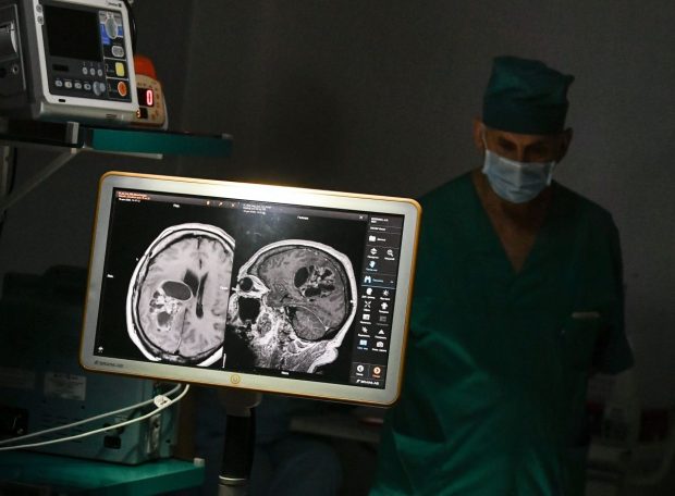 O femeie a trăit doi ani cu o tumoră cerebrală, timp în care medicii au susținut că stresul îi provoacă gravele problemele medicale