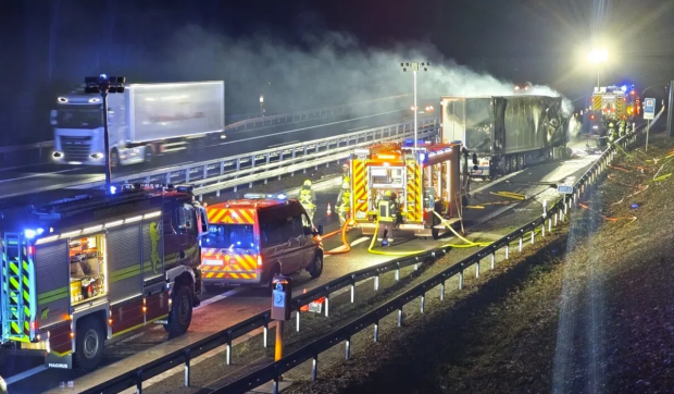 100 de pompieri au încercat să salveze camionul unui șofer român, care s-a făcut scrum pe o autostradă din Germania