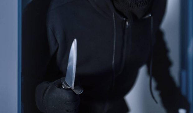 O familie s-a întors acasă și a înghețat când a găsit bucătăria plină de cuțite și un străin în dormitor. Poliția a intervenit de urgență