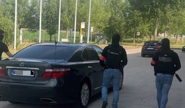 Un român aruncă rapid în mașina unui albanez câteva genți mari și apoi dispare. Polițiștii italieni au descoperit ce era în ele