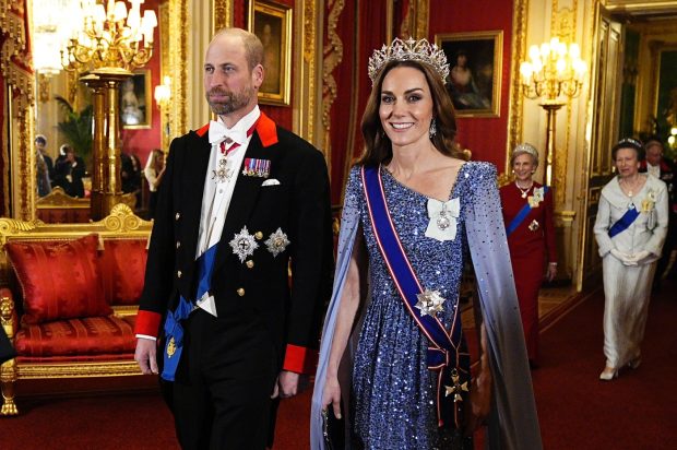 Imagine Stire Kate Middleton a strălucit cu cea mai mare tiară purtată vreodată. Câte diamante are bijuteria aleasă pentru banchetul în cinstea președintelui Germaniei | 2review.ro