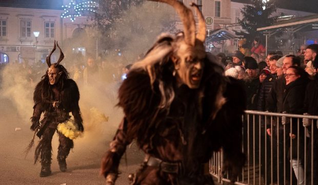 Un tată a fost atacat din senin în timp ce se afla cu familia pe stradă de doi oameni costumați în Krampus, în Austria