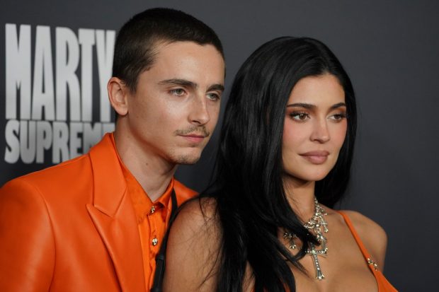 Imagine Stire Cum au apărut Kylie Jenner și Timothée Chalamet după ce s-a zvonit că s-au despărțit. Vedeta a impresionat cu decolteul adânc | 2review.ro