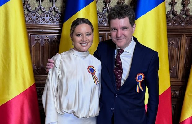 Imagine Stire Cât costă rochia purtată de Laura Cosoi la recepția de la Palatul Cotroceni de 1 Decembrie. Actrița a fost criticată: „Ai fost la discotecă?” | 2review.ro