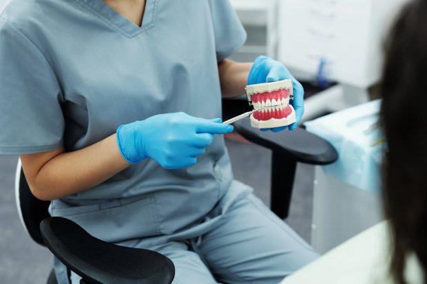 Cum îți poți transforma zâmbetul cu ajutorul specialiștilor Delta Clinic Dent
