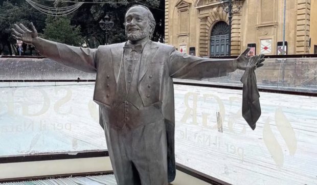 Văduva lui Luciano Pavarotti, furioasă după ce un oraș italian a construit un patinoar în jurul statuii legendarului tenor | VIDEO