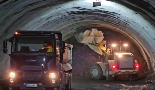 400 de muncitori și 100 de utilaje lucrează non-stop să străpungă Carpații acolo unde Autostrada A1 Sibiu – Pitești intră în munte