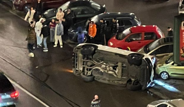 Accident în Ploiești, cu un Mercedes de lux: s-a răsturnat și a lovit 3 mașini parcate și una condusă de o femeie de 18 ani