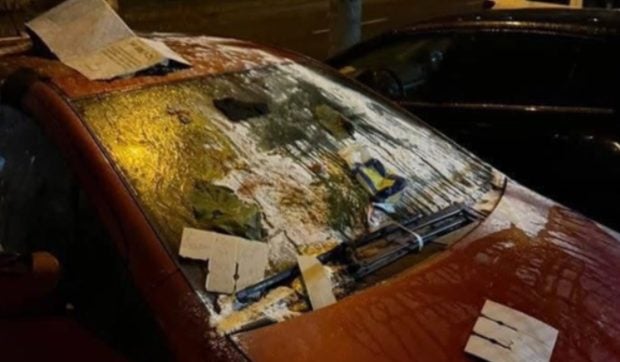 O femeie geloasă din Iași i-a umplut mașina iubitului cu făină și ouă, când a aflat că a fost înșelată: „Cine e Sara?”