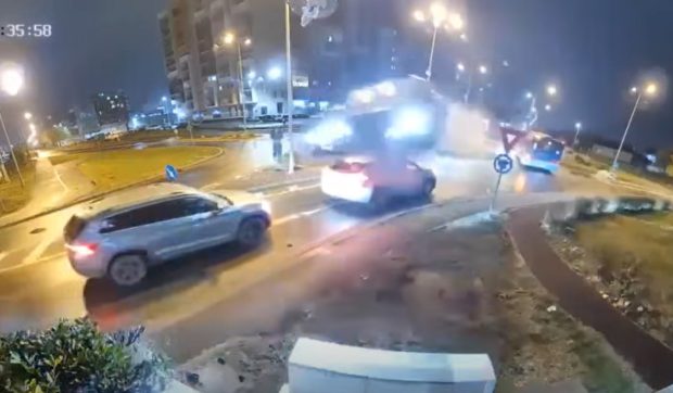 Momentul în care un șofer din Oradea a zburat cu mașina peste un sens giratoriu și alte două mașini