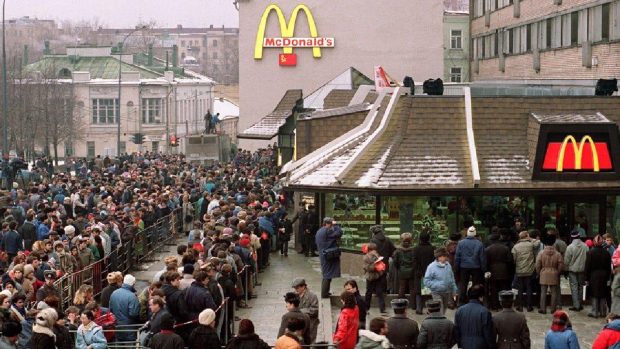 A murit Martin Parr, fotograful deschiderii primului Mc Donald’s din Moscova: „Oamenii stau la o coadă imensă pentru prostii americane dezgustătoare”