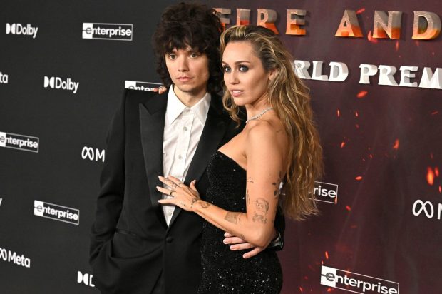 Imagine Stire Miley Cyrus s-a logodit cu Maxx Morando după 4 ani de relație. Ce diferență de vârstă e între cei doi | 2review.ro