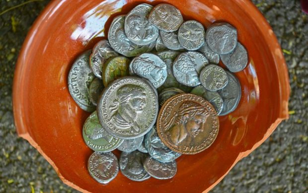 Pușculițe vechi de 1.800 de ani, pline cu monede din epoca romană puse pentru vremuri grele, descoperite într-un sat francez