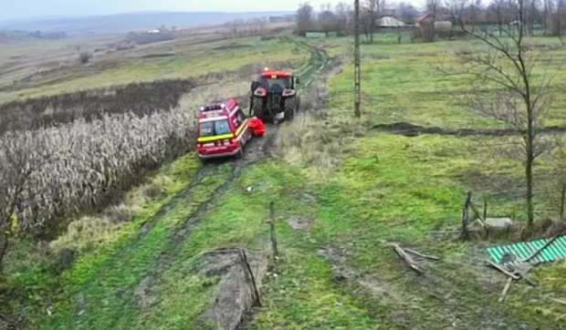 O ambulanță a fost trasă cu tractorul până la pacient, după ce s-a înnămolit pe un câmp din Botoșani