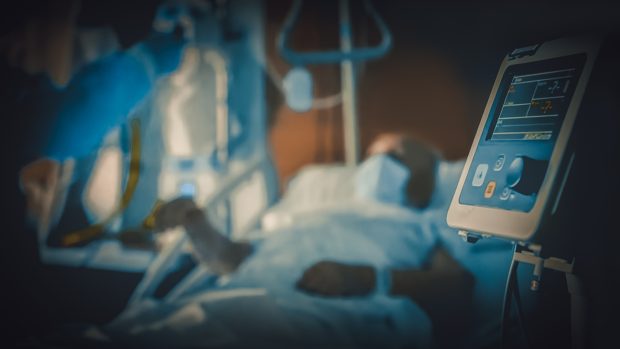 Judecătorii admit că în pandemie au fost pacienți care au murit după ce au luat COVID din spitale. Ce daune pot primi rudele celor decedați