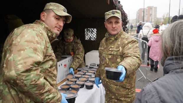 Militarii din Oradea au oferit ciolan cu fasole și varză murată: 3.000 de români au stat la coadă de 1 Decembrie