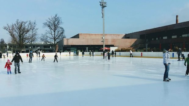 O femeie a cerut despăgubiri de 30.100 de euro după ce s-a ciocnit de un bărbat pe patinoar, în Austria. Ce a decis instanța