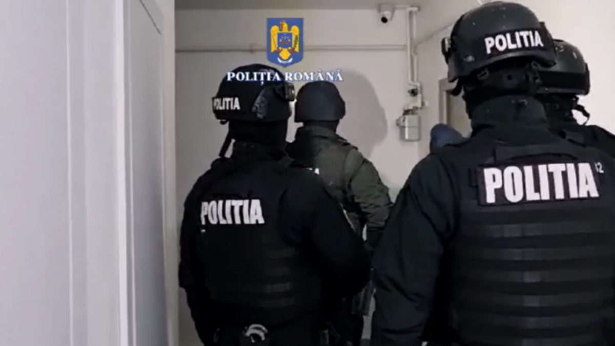 Un cadru militar activ a înșelat mai multe persoane pentru a vinde criptomonede. Un cadru militar activ a înșelat mai multe persoane pentru a vinde criptomonede.