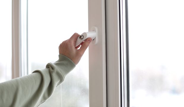 Care este cel mai potrivit moment să aerisești casa pe timp de iarnă: greșeala pe care mulți români o fac