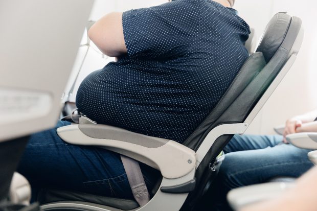 Pasagerii supraponderali, obligați să rezerve un loc în plus de o companie aeriană, din 2026