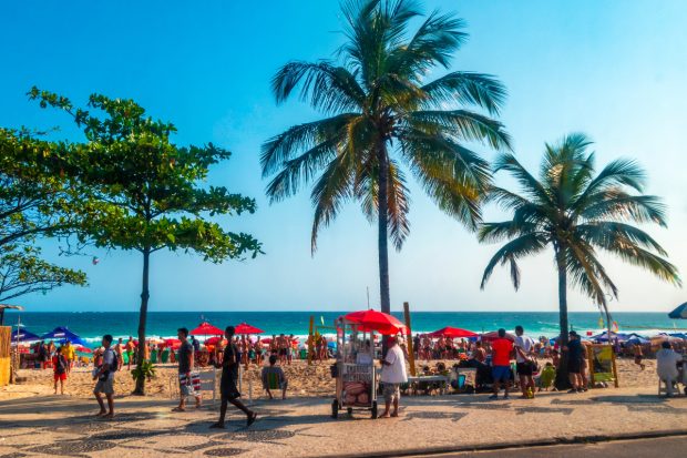 Un turist român a plătit 1600 de euro pe un trabuc de doar 8 euro, pe o plajă din Brazilia