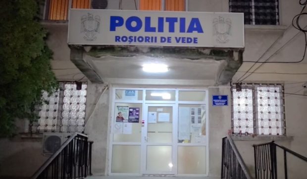 Șase eleve din Roșiorii de Vede au ieșit cu cătușe la mâini de la Poliție după ce au răpit o colegă din clasă