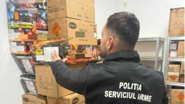 O tonă și jumătate de materiale pirotehnice au fost ascunse de un tânăr de 19 ani din Botoșani în locuința sa
