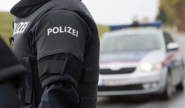 Polițiștii și-au înăbușit râsul când au găsit în portbagajul unui moped, oprit la un control de rutină, un adolescent care dormea, pe o șosea din Austria