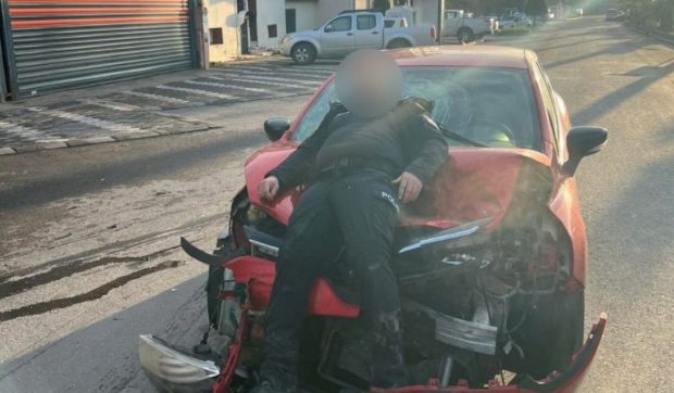 Polițist spulberat de un autoturism și purtat inconștient pe capota mașinii; șoferul a oprit doar ca să facă o fotografie