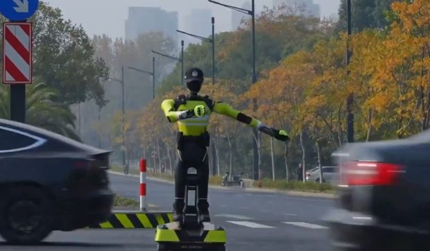 Un robot dirijează traficul într-o intersecție, iar șoferii îi respectă indicațiile, în China