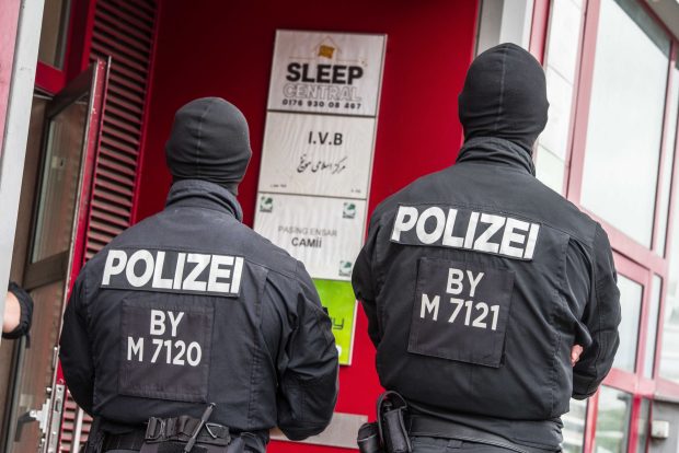 Escrocheria masivă cu românii din locuințele sociale din Germania: 36 de nume pe cutia poștală, dar nimeni nu este acasă. „Țara are o inimă mare, scuipați pe inima ei”