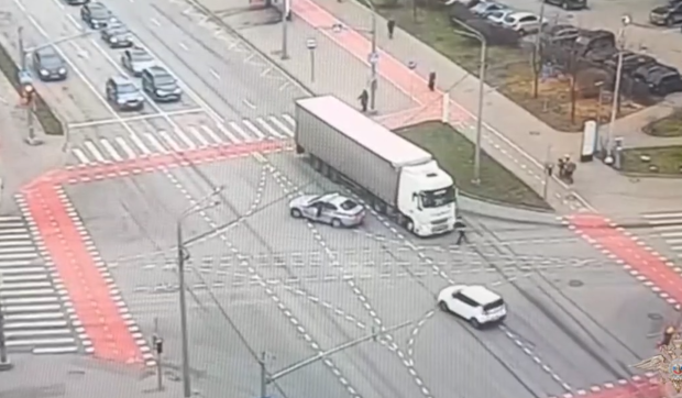 Un șofer de TIR a murit la volan și camionul a mers singur prin intersecție. Un polițist s-a urcat la volan și l-a oprit, în centrul Moscovei