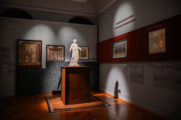 Artefacte din Pompeii expuse la Timișoara: fragmente originale aduse din Italia