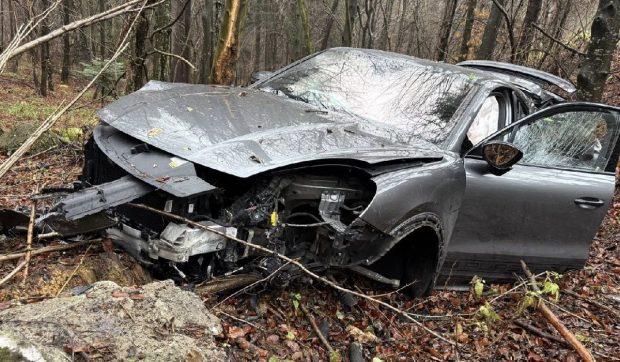 Un Porsche s-a făcut praf în drum spre Poiana Brașov: bolidul de 100.000 de euro era condus agresiv și s-a izbit de copaci, spun martorii