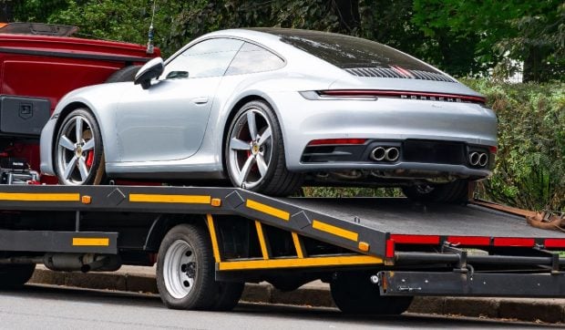 Sute de mașini Porsche s-au blocat brusc și nu mai pornesc, șoferii și-au dus bolizii în service cu platformele, în Rusia