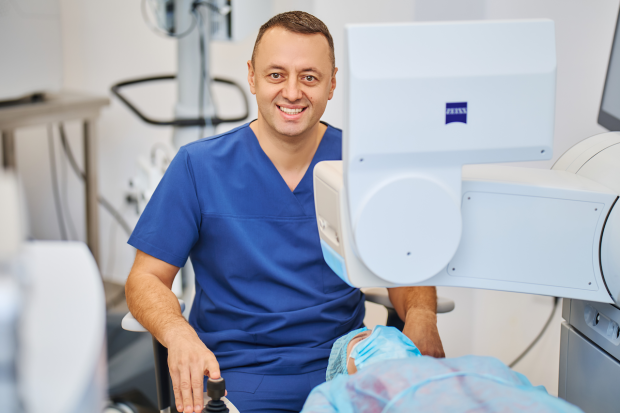 Sunt miop și mă operez. Cum pot fi rezolvate cu laserul problemele de vedere