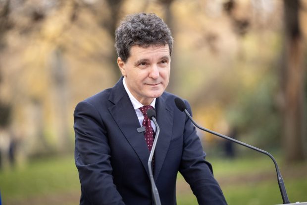 Nicușor era bun să fie Regina Angliei