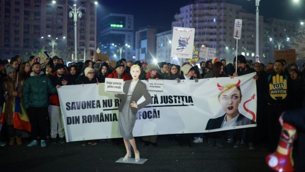 Nou protest în Piața Victoriei din București. Câteva mii de oameni au cerut demisia șefei Curții Supreme, Lia Savonea, pentru neregulile din justiție, în a patra zi consecutivă