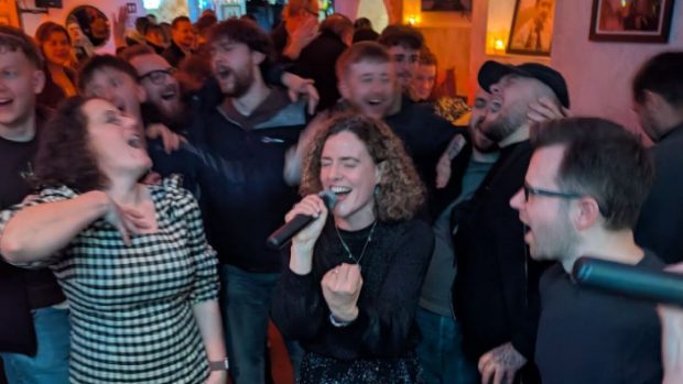 Motivul pentru care un pub a interzis accesul persoanelor singure, la Manchester: „No Single Entry”