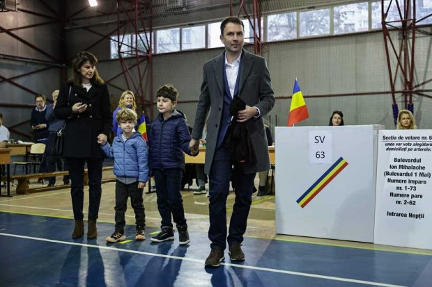 Cine e partenera de viață a lui Cătălin Drulă. Candidatul USR la Primăria Capitalei a mers la vot alături de ea și de cei doi copii ai lor