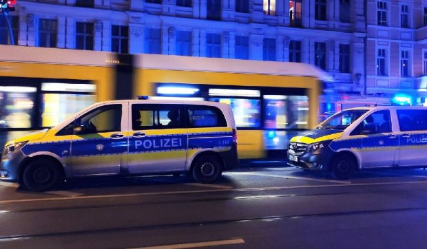Un român a bătut măr două tinere care se sărutau în tramvai, la Bremen. Una a rămas inconștientă, după ce a căzut