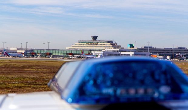 O româncă și un român care au venit de la Istanbul cu același avion au fost arestați imediat ce au aterizat la Koln, în Germania