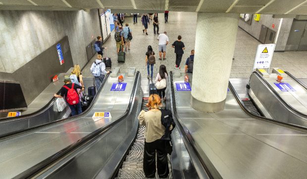 O femeie riscă o amendă de 1.100 de euro, după ce a folosit în mod greșit o scară rulantă din metrou