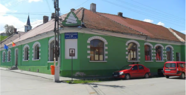 Doi polițiști au lovit mai mulți elevi cu pumnii în burtă și i-au tras de păr în școală, acuză părinții