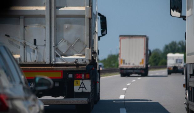 Un șofer român de TIR a fost oprit de poliție pe autostradă după ce alți șoferi au sunat disperați la 112, în Germania