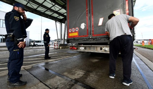 Doi șoferi români de TIR, amenzi cumulate de 45.000 de euro în Slovenia. Polițiștii le-au scos camioanele din circulație
