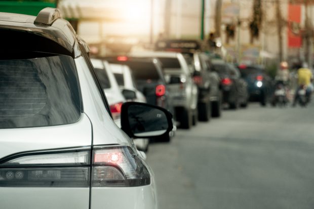 Șoferii care vor primi bani dacă stau mult timp în ambuteiaje